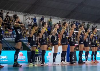 Jogadores do Praia Clube feminino alinham-se para o hino nacional