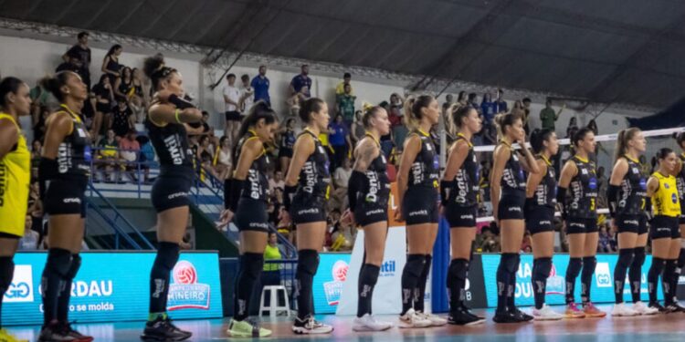 Jogadores do Praia Clube feminino alinham-se para o hino nacional