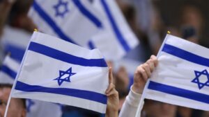 Torcedores de Israel balançam bandeiras do país em partida contra a Itália, válida pela Liga das Nações