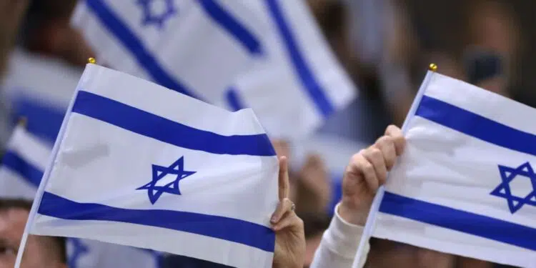 Torcedores de Israel balançam bandeiras do país em partida contra a Itália, válida pela Liga das Nações