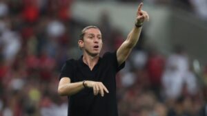 Filipe Luís, novo técnico do Flamengo, dá orientações aos jogadores durante partida contra o Corinthians, válida pela Copa do Brasil