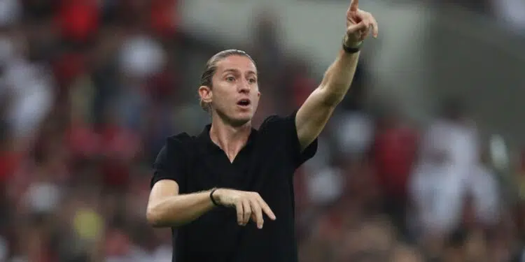 Filipe Luís, novo técnico do Flamengo, dá orientações aos jogadores durante partida contra o Corinthians, válida pela Copa do Brasil