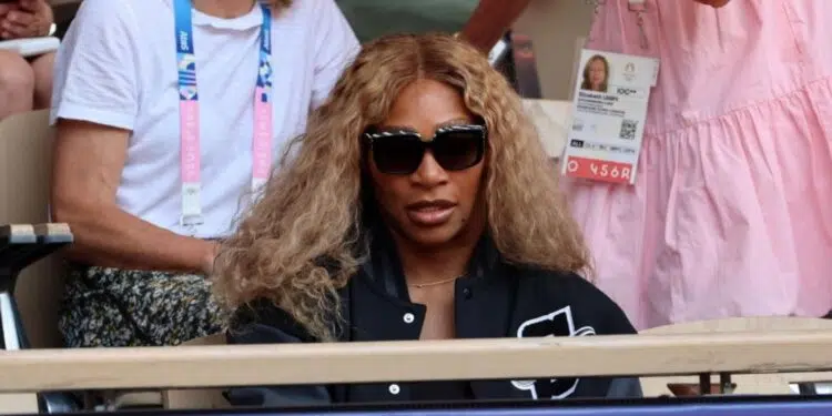 Serena Williams presencia uma partida de tênis durante a Olimpíada de Paris 2024