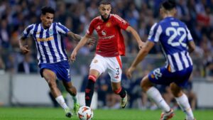 Galeno, do FC Porto, e Mazraoui, do Manchester United, disputam a posse de bola em partida válida pela Liga Europa