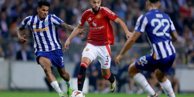 Galeno, do FC Porto, e Mazraoui, do Manchester United, disputam a posse de bola em partida válida pela Liga Europa
