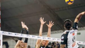 Kimberlly Gomes, oposta do Mackenzie, prepara uma cortada contra o bloqueio do Praia Clube