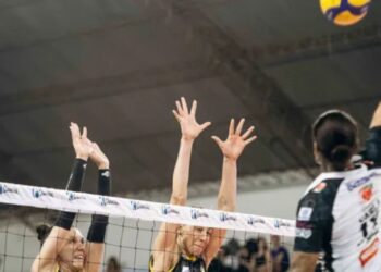 Kimberlly Gomes, oposta do Mackenzie, prepara uma cortada contra o bloqueio do Praia Clube