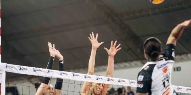 Kimberlly Gomes, oposta do Mackenzie, prepara uma cortada contra o bloqueio do Praia Clube