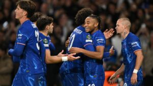 Jogadores do Chelsea se abraçam e comemoram o terceiro gol do time, marcado por Nkunku, em partida contra o Gent