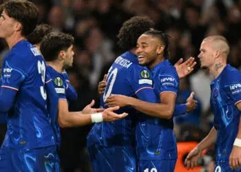 Jogadores do Chelsea se abraçam e comemoram o terceiro gol do time, marcado por Nkunku, em partida contra o Gent