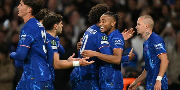 Jogadores do Chelsea se abraçam e comemoram o terceiro gol do time, marcado por Nkunku, em partida contra o Gent