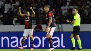 Lucas Moura, do São Paulo, comemora seu segundo gol marcado contra o Vasco da Gama