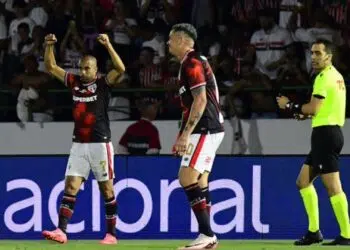 Lucas Moura, do São Paulo, comemora seu segundo gol marcado contra o Vasco da Gama
