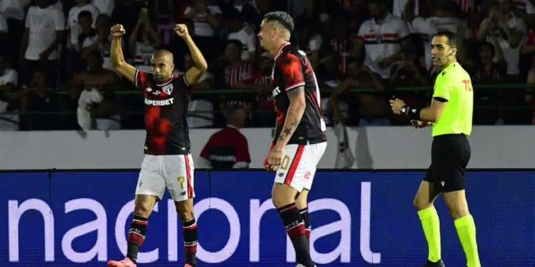 Lucas Moura, do São Paulo, comemora seu segundo gol marcado contra o Vasco da Gama