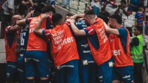 Jogadores do Fortaleza se abraçam após gol de Marinho, em partida contra o Atlético-MG