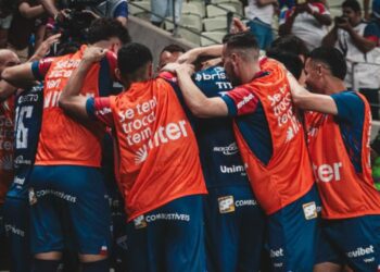 Jogadores do Fortaleza se abraçam após gol de Marinho, em partida contra o Atlético-MG