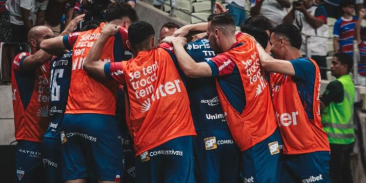 Jogadores do Fortaleza se abraçam após gol de Marinho, em partida contra o Atlético-MG