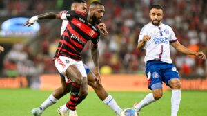 Gerson, do Flamengo, disputa a posse de bola com Jean Lucas, do Bahia, em partida válida pelas quartas de final da Copa do Brasil