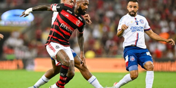 Gerson, do Flamengo, disputa a posse de bola com Jean Lucas, do Bahia, em partida válida pelas quartas de final da Copa do Brasil