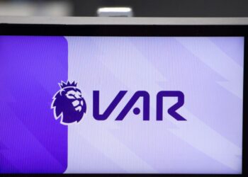 Foto da cabine do VAR da Premier League