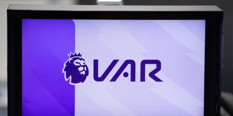 Foto da cabine do VAR da Premier League