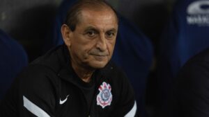 Ramón Díaz, treinador do Corinthians, sentado no banco de reservas durante partida contra o Flamengo, válida pela semifinal da Copa do Brasil