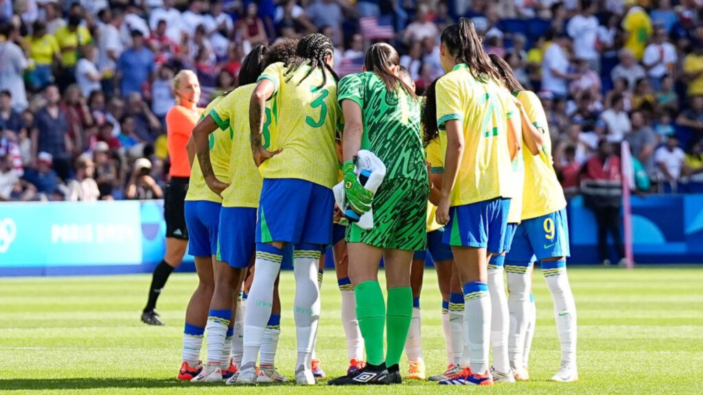 Seleção Brasileira de futebol feminino se reúne no campo antes de partida contra Estados Unidos, valendo a medalha de ouro nos Jogos Olímpicos de Paris 2024