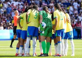 Seleção Brasileira de futebol feminino se reúne no campo antes de partida contra Estados Unidos, valendo a medalha de ouro nos Jogos Olímpicos de Paris 2024