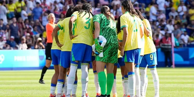 Seleção Brasileira de futebol feminino se reúne no campo antes de partida contra Estados Unidos, valendo a medalha de ouro nos Jogos Olímpicos de Paris 2024
