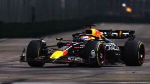 Max Verstappen pilotando o carro da Red Bull durante GP de Singapura