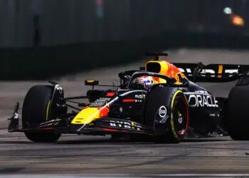 Max Verstappen pilotando o carro da Red Bull durante GP de Singapura