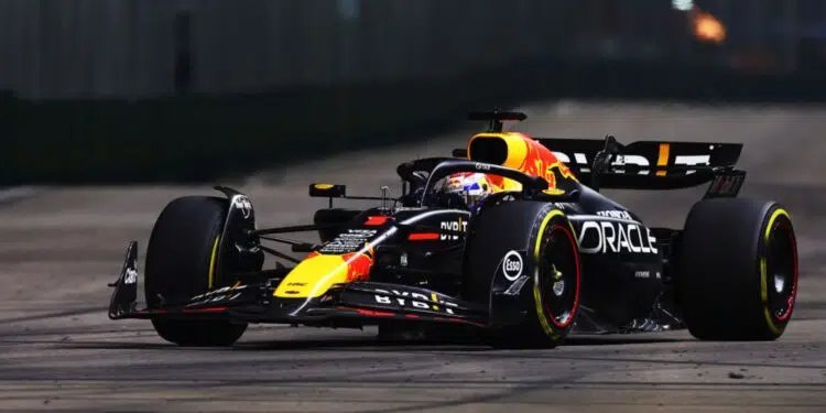 Max Verstappen pilotando o carro da Red Bull durante GP de Singapura