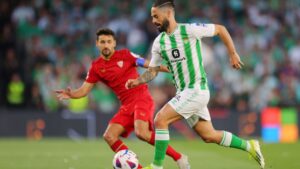 Isco, do Real Betis, corre com a bola enquanto Jesus Navas, do Sevilla, o persegue na marcação