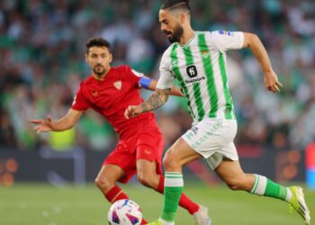 Isco, do Real Betis, corre com a bola enquanto Jesus Navas, do Sevilla, o persegue na marcação