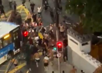 Torcedores de Flamengo e Fluminense envolvem-se em briga generalizada antes de jogo entre as equipes