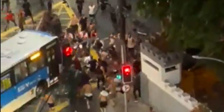 Torcedores de Flamengo e Fluminense envolvem-se em briga generalizada antes de jogo entre as equipes