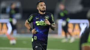 Alex Telles, lateral-esquerdo do Botafogo, faz aquecimento antes de partida contra o Corinthians, válida pelo Campeonato Brasileiro