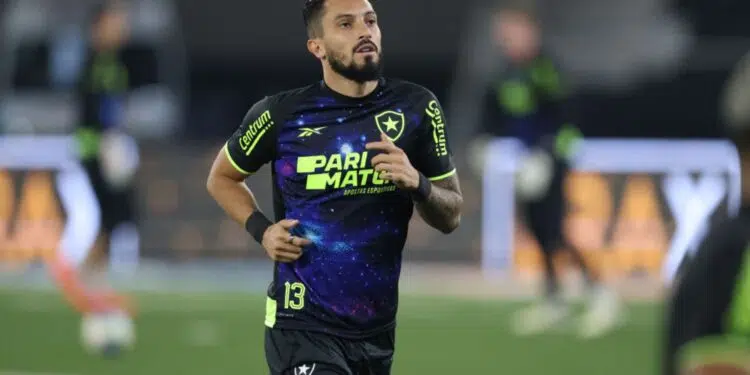 Alex Telles, lateral-esquerdo do Botafogo, faz aquecimento antes de partida contra o Corinthians, válida pelo Campeonato Brasileiro