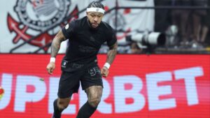 Memphis Depay, do Corinthians, durante jogo contra o Athletico-PR