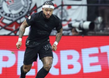Memphis Depay, do Corinthians, durante jogo contra o Athletico-PR