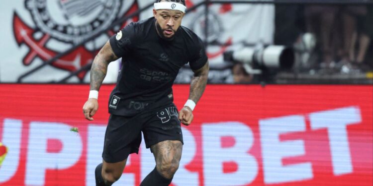 Memphis Depay, do Corinthians, durante jogo contra o Athletico-PR