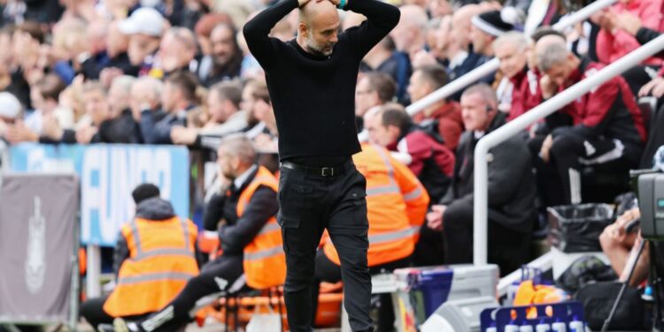 Pep Guardiola, treinador do Manchester City, mostra decepção durante partida contra o Newcastle United, em partida válida pela Premier League