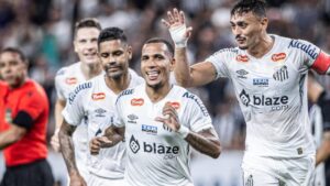 Otero, do Santos, comemora com companheiros o gol marcado contra o Ceará, pelo Campeonato Brasileiro Série B