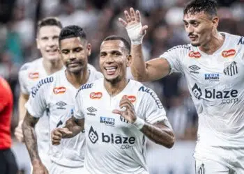 Otero, do Santos, comemora com companheiros o gol marcado contra o Ceará, pelo Campeonato Brasileiro Série B