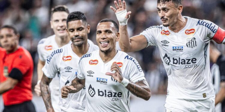 Otero, do Santos, comemora com companheiros o gol marcado contra o Ceará, pelo Campeonato Brasileiro Série B