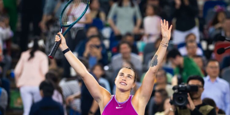 Aryna Sabalenka comemora após derrotar Qinwen Zheng nas finais simples femininas do Aberto da China