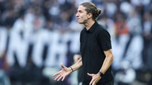 Filipe Luís, treinador do Flamengo, dá orientações à equipe durante partida contra o Corinthians, válida pela Copa do Brasil