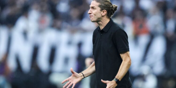 Filipe Luís, treinador do Flamengo, dá orientações à equipe durante partida contra o Corinthians, válida pela Copa do Brasil