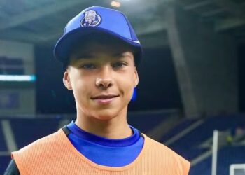 Gonçalo Cruz, gandula do FC Porto, posa com prêmio entregue a ele pelo meio-campista Nico González