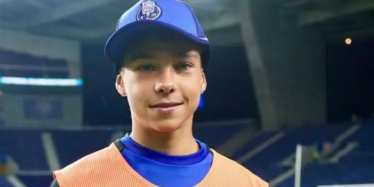 Gonçalo Cruz, gandula do FC Porto, posa com prêmio entregue a ele pelo meio-campista Nico González